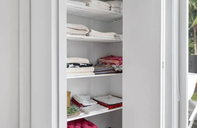 Linen cupboard with bi-fold wardrobe door