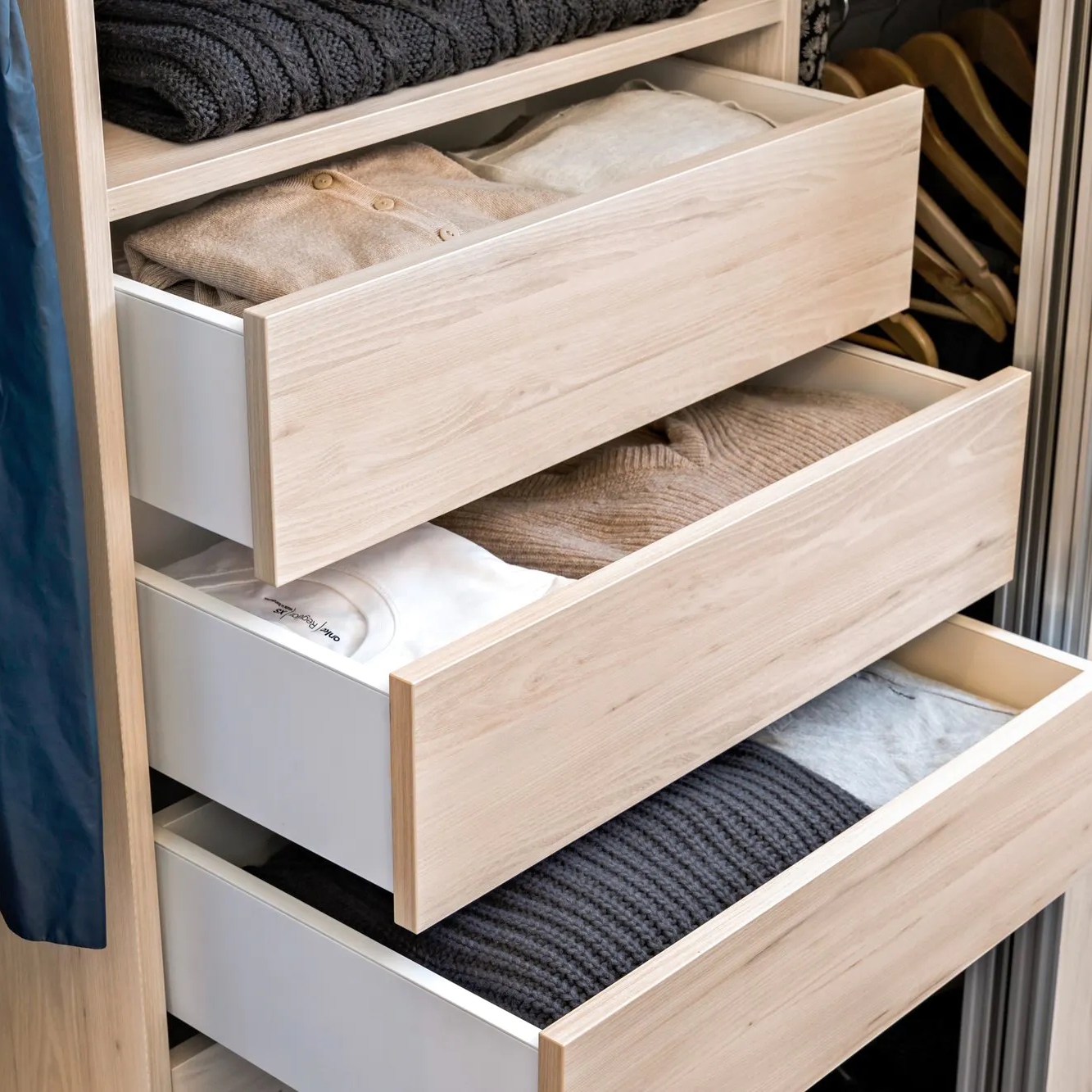 Gallery-17-Flex-reach-in-wardrobe-in-Prime-Panels-Hampton-Elm-3