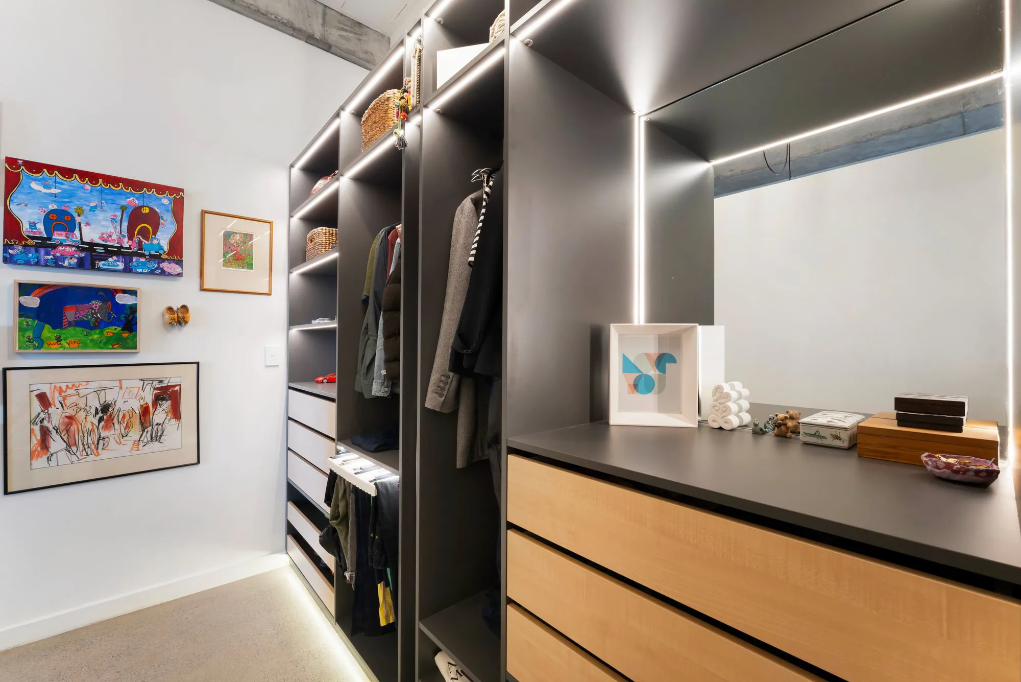 Flex walk-in wardrobe, two tone with LED lighting