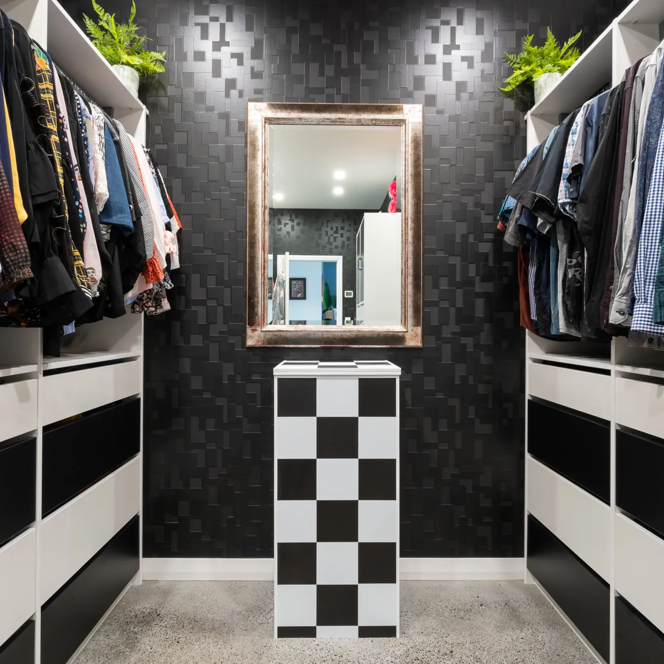 Gallery-34-Flex-Walk-in-wardrobe-in-black-and-white-1