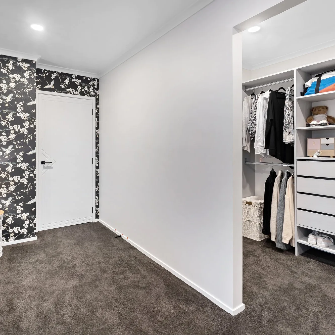 Flex walk-in wardrobe in Bestwood Arctic Grey