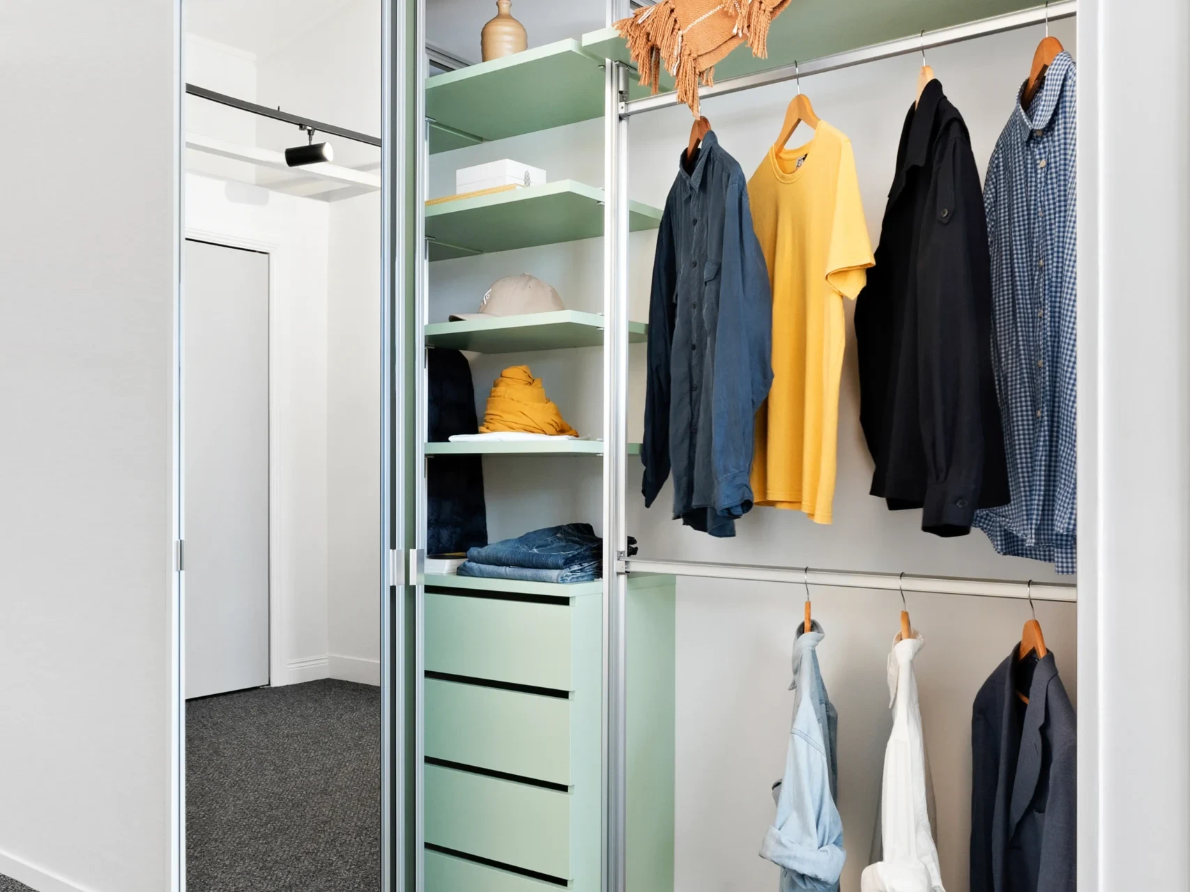 Innova reach-in Wardrobe in Melteca